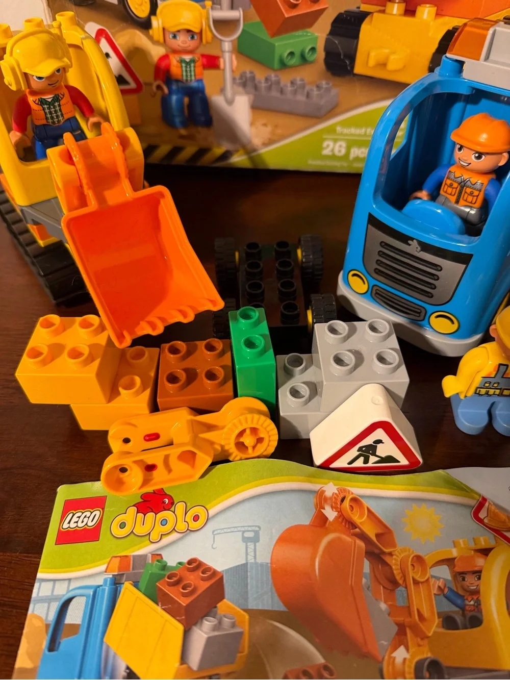 2016 LEGO DUPLO TOWN TRUCK & TRACKED EXCAVATOR CONSTRUCTION SITE BUILD SET 10812